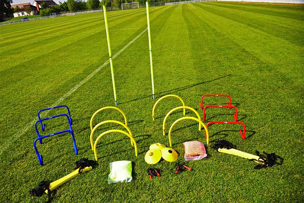 Accessoires d'entraînement football: chasubles, pompes, plots